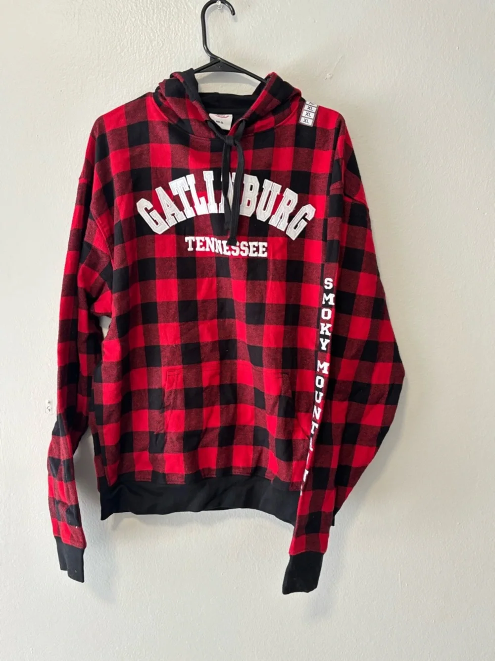 Gatlinburg Tennessee Red & Black Plaid Hoodie Sweater - Picture 1 of 13